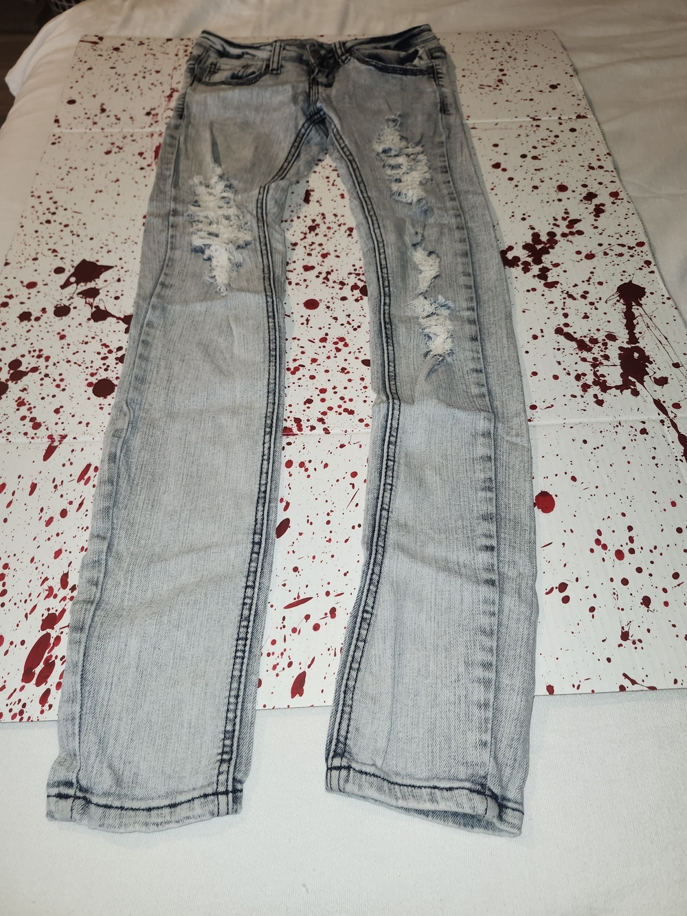 Machine Women's Skinny Jeans in Light Gray with Distressed Knees